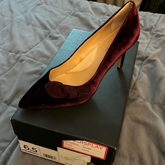 Banana Republic Velvet Burgundy Heel size 6.5 - Picture 1 of 4